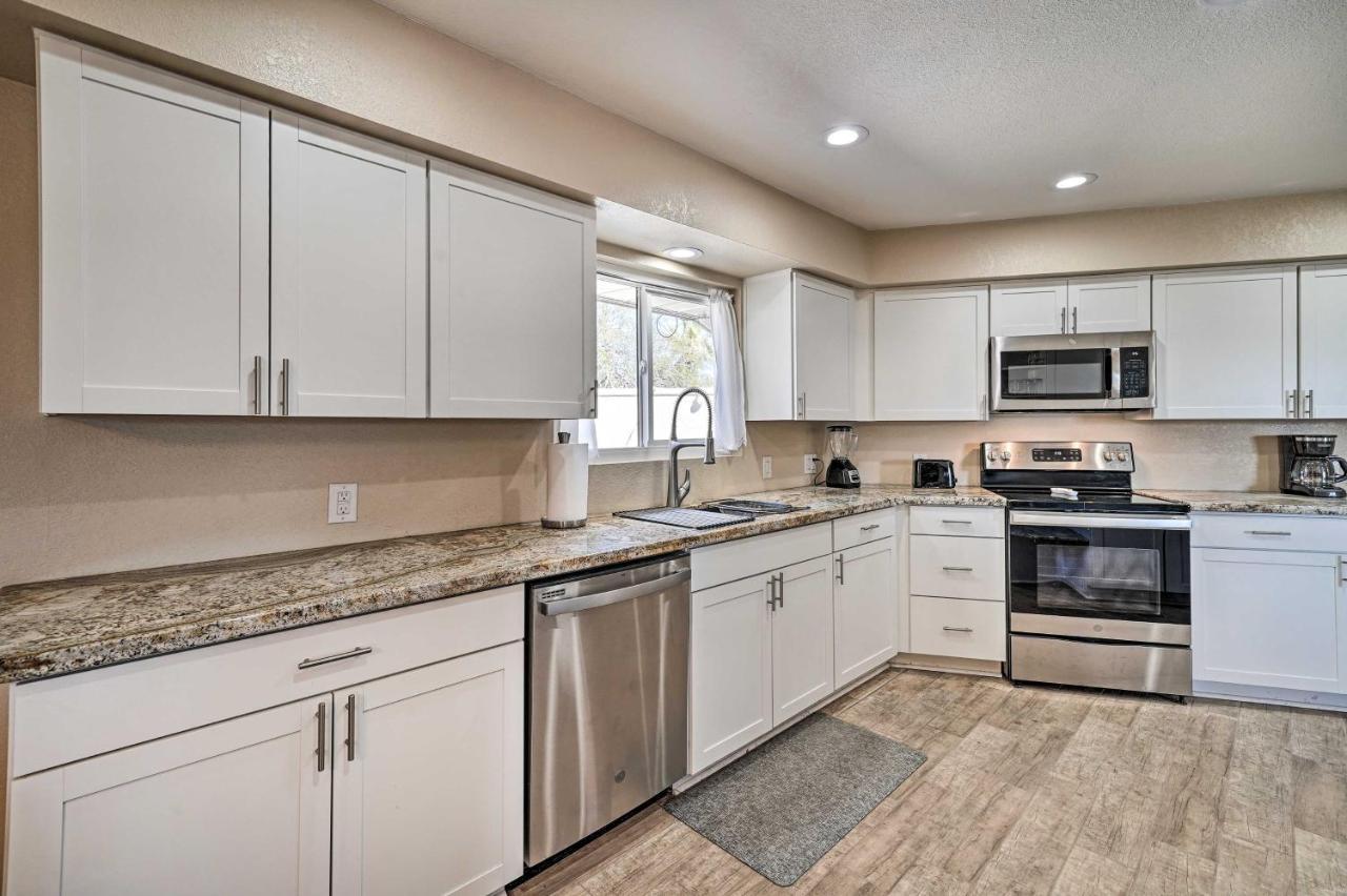 Lake Havasu Family Retreat With Patio And Game Room Lake Havasu City Bagian luar foto