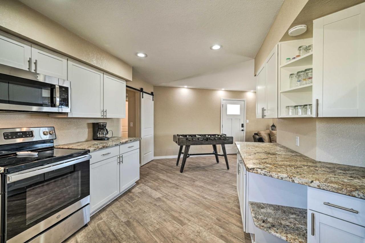 Lake Havasu Family Retreat With Patio And Game Room Lake Havasu City Bagian luar foto